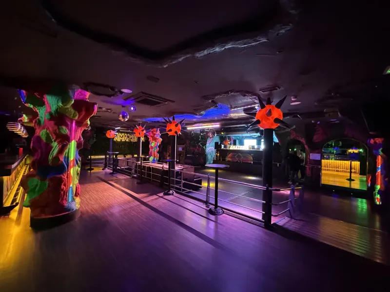 Sala amplia con luz potente, foto 2