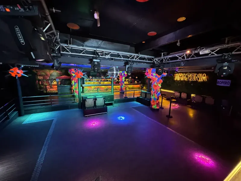Sala amplia con luz potente, foto 3