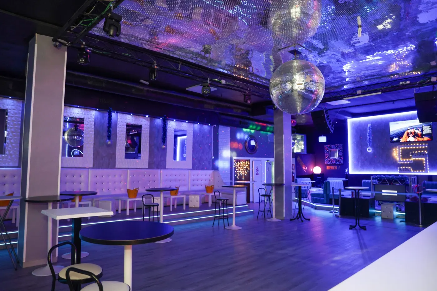 Local 4 zona Sur — sala y pista