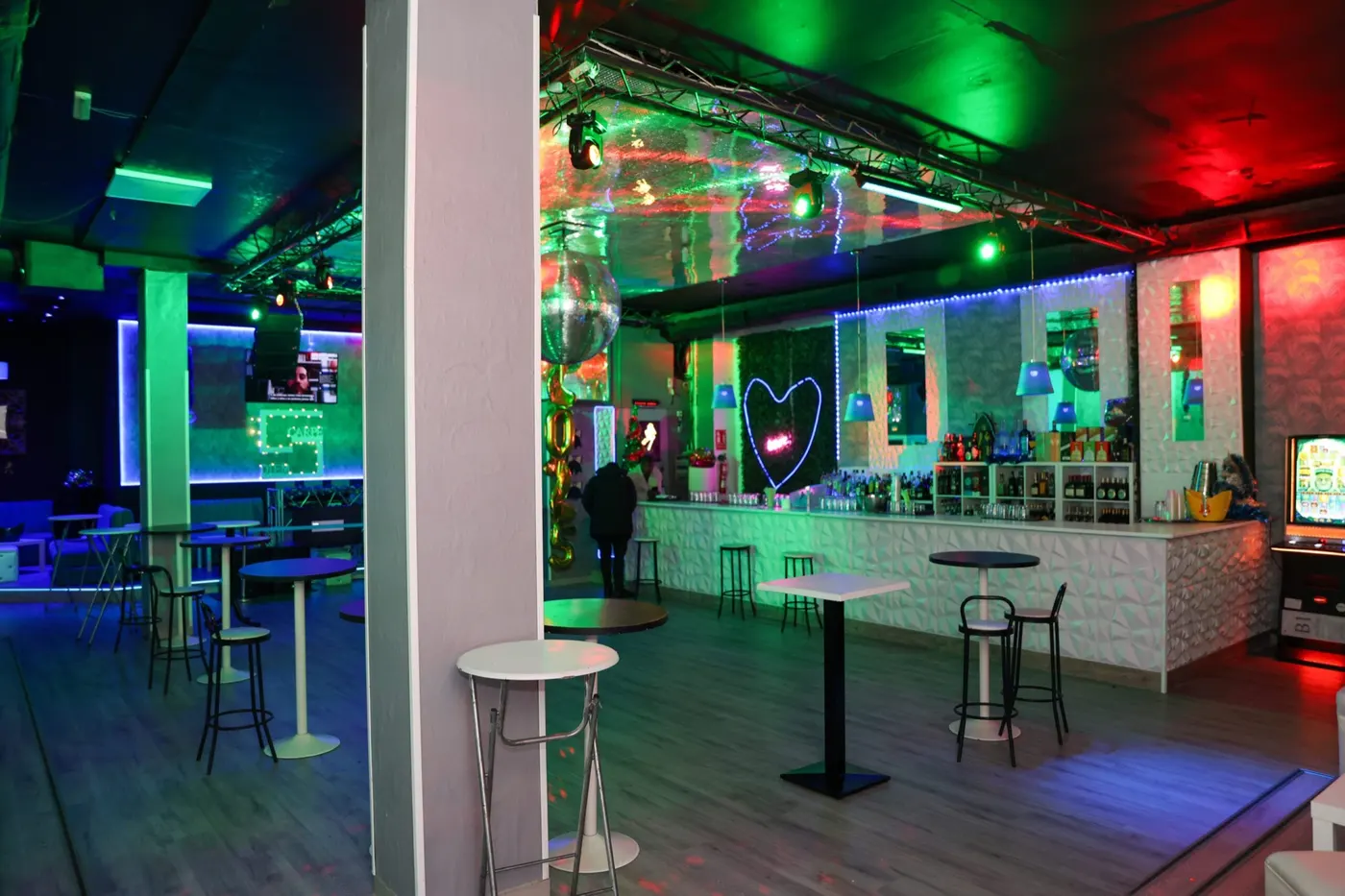 Local 4 zona Sur — sala y pista