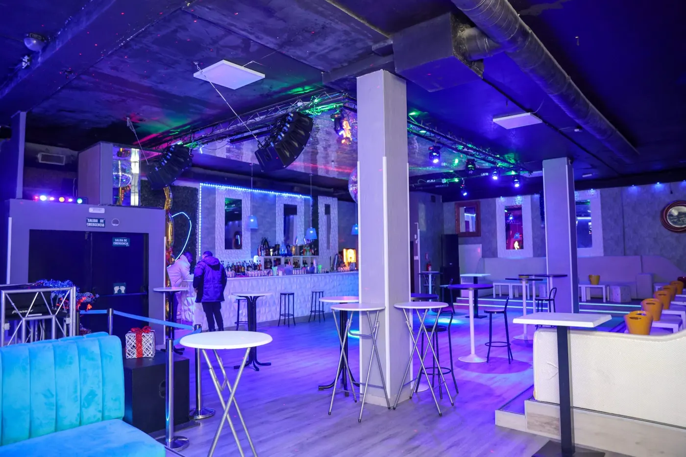 Local 4 zona Sur — sala y pista