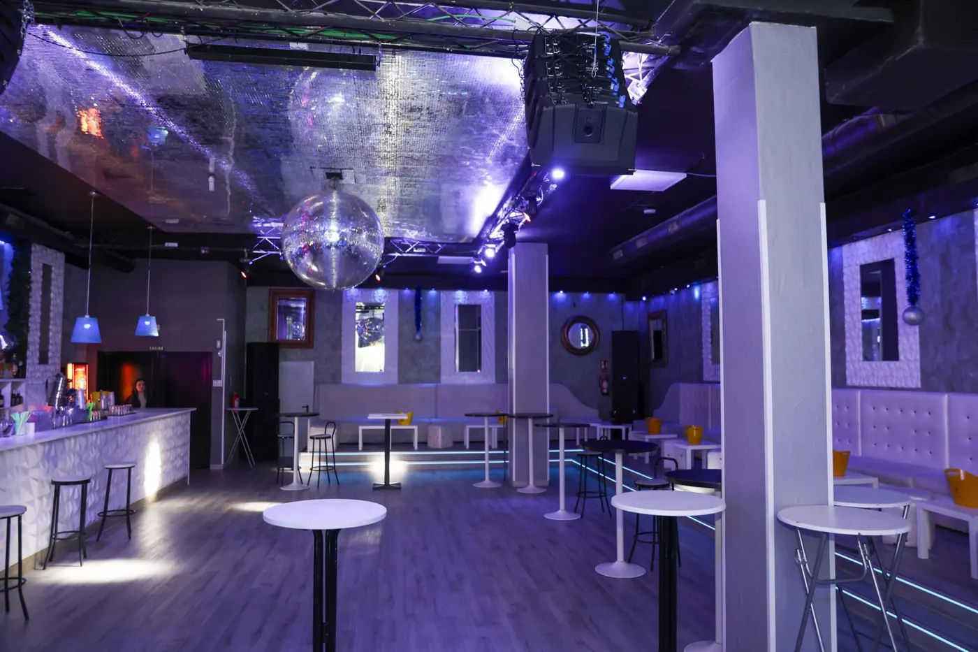 Local 4 zona Sur — sala y pista